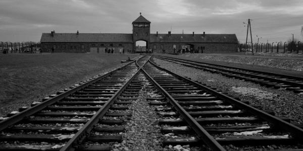 Las vías del tren conducen al campo de Birkenau o Auschwitz II, en Oswiecim (Polonia), situado a unos tres kilómetros de Auschwitz I.