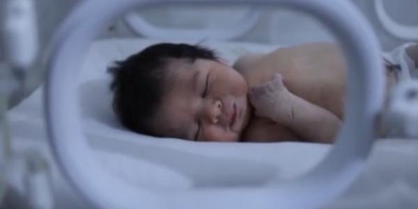 Aya, la bebé milagro en la incubadora del hospital donde la cuidan