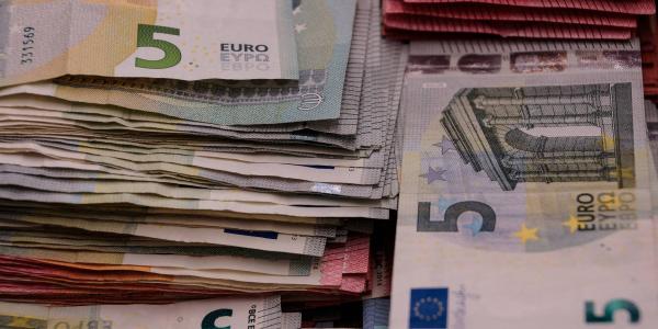 Billetes falsos cinco euros