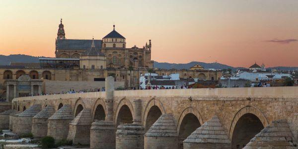Panorámica del puente romano de Córdoba y al fondo la Mezquita-Catedral 