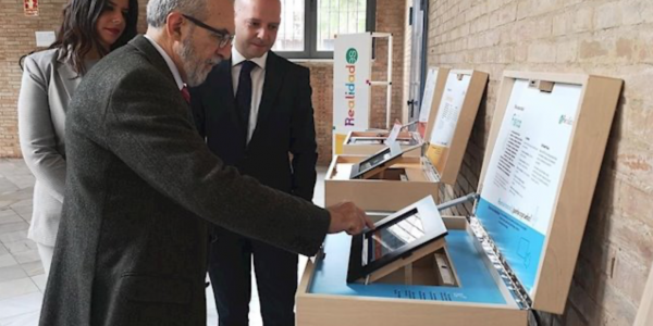 Una exposición muestra la vida diaria de personas con diversidad funcional, con colaboración del Ayuntamiento de Sevilla.