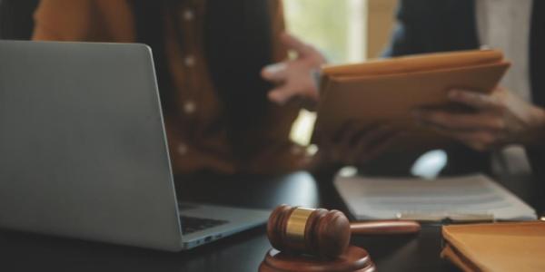 Una facilitador procesal ayuda a otra persona en un proceso judicial | Foto de 123RF/armmypicca