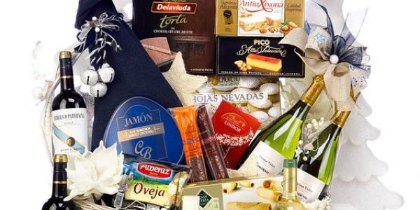 Cestas de Navidad con variedad de productos navideños como jamón, turrones y más alimentos