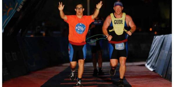 Chris Nikic hace historia al terminar el Ironman de Florida