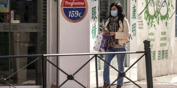 Una mujer china en el barrio madrileño de Usera