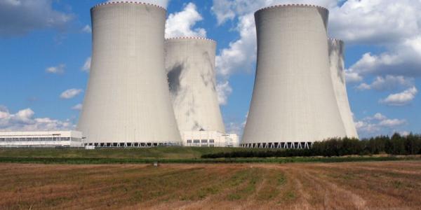 Chimeneas de una central térmica, que emplea los combustibles fósiles.