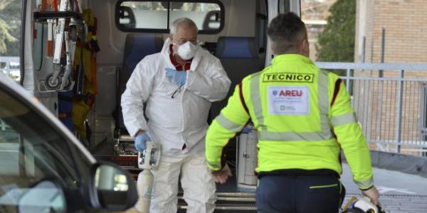 Imagen de un trabajador sanitario en el hospital de Codogno, en Italia.ANDREA FASANI / EFE