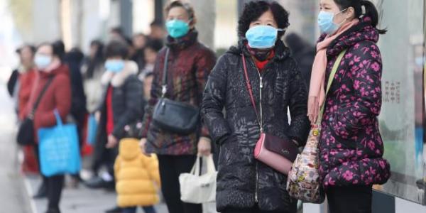 Varias personas en una estación de autobuses de Wuhan, en China, con máscaras para evitar contagiarse con el nuevo coronavirus llamado 'nCoV'. Foto de EFE