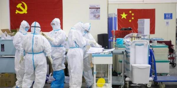 Personal médico con trajes protectores, en un hospital de Wuhan (China) con pacientes afectados por el coronavirus, COVID-19.