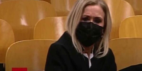 Cristina Cifuentes en el jucio viste con traje negro y mascarilla a juego del mismo color