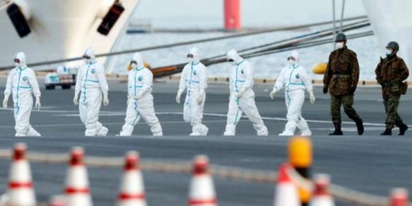 Equipos médicos preparados para transferir pasajeros que han dado positivo por coronavirus en el Diamond Princess (Kim Kyung Hoon / Reuters)