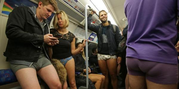 Por un día no resulta extraño encontrarse a los pasajeros sin pantalones en el metro neoyorkino (Daniel Leal-olivas / AFP)