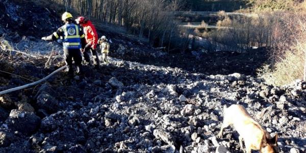 La búsqueda de dos personas desaparecidas después de un deslizamiento de tierra en la autopista AP8 en Zaldibar, Bizkaia. EFE / EPA / SOS DEIAK
