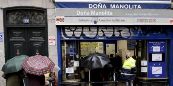 Fachada de la administración de 'Doña Manolita' en la calle del Carmen, Madrid 