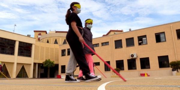 Dos estudiantes con un bastón participan en el proyecto de innovación docente