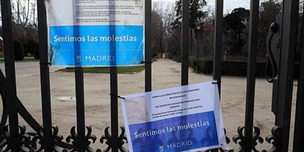 Carteles de cierre en el parque del Retiro / Fernando Alvarado EFE