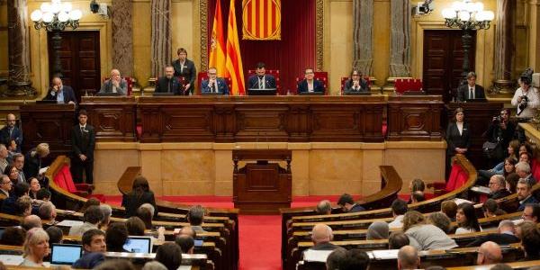 Interior del Parlamento de Cataluña, donde se visualiza la presidencia de la mesa  