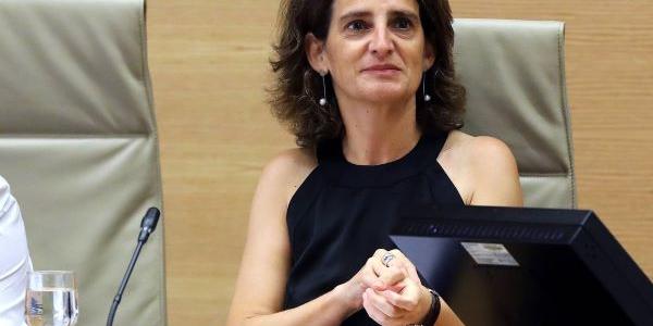 Ministra Teresa Ribera, traje negro y media melena sobre el cuello  