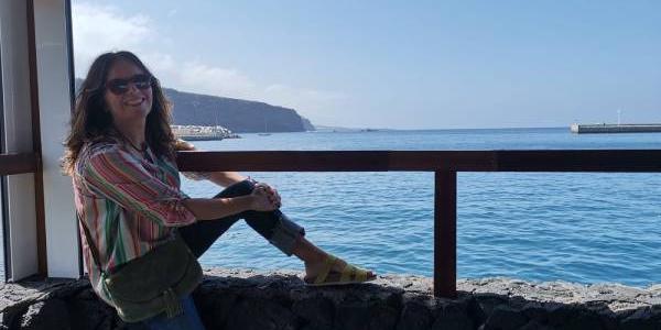 Evelia, en la terraza de un muelle deportivo