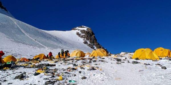 Equipos de limpieza recogen la basura en el Everest 