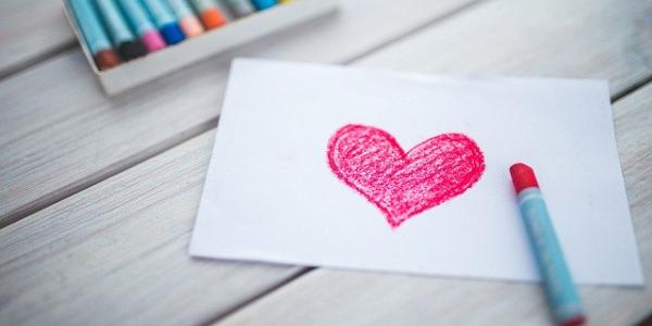 Febrero deja a los enamorados con buenas temperaturas. Foto de un corazón dibujado en un papel. Pixabay