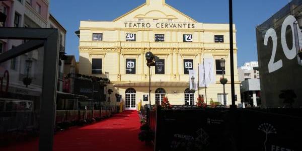 Teatro Cervantes de Málaga y la alfombra roja en el centro de la imagen