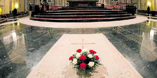 Franco tumba exhumación sin honores