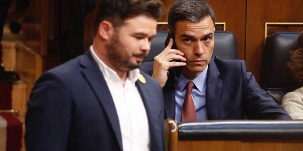 El diputado de ERC, Gabriel Rufian, pasa junto al presidente del Gobierno, Pedro Sánchez, en el Congreso de los Diputados. E.P./Eduardo Parra