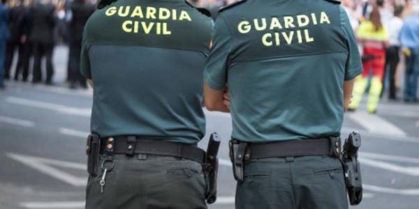 Dos guardias civiles en servicio.