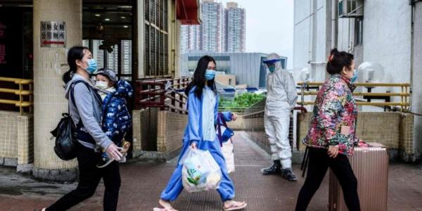 Los residentes del edificio en Hong Kong abandonan el edificio. Foto de Anthony Wallace