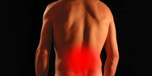 Señalización de color rojo en la parte baje de la espalda de un hombre que denota el lugar del dolor producido por el mal funcionamiento de los riñones
