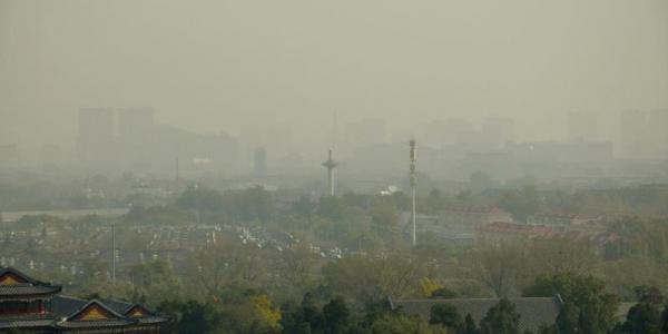 Ciudad bajo contaminación atmosférica | Foto: Mia P/freeimages