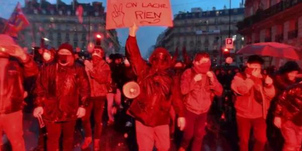 Un manifestante durante las últimas manifestaciones que se celebraron por las calles de París contra la reforma del sistema de pensiones del Gobierno de Francia. - Mehdi Chebil