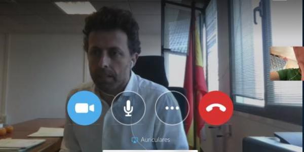 Juez Luis Acayro Sánchez durante una prueba técnica para un juicio, se ven los botones de Skype empresarial. 