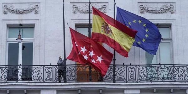 Banderas a media hasta en la sede de la Comunidad de Madrid.