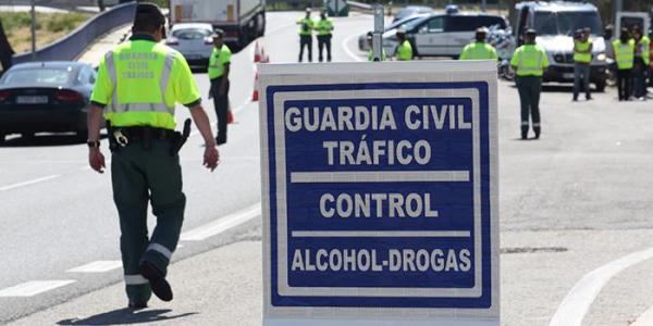 Control de drogas y alcohol en una carretera. Foto: DGT