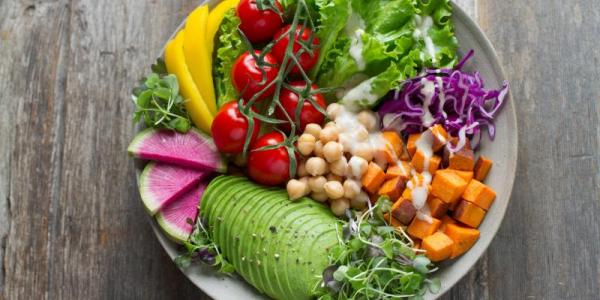 Un plato con frutas, verduras y legumbres. Foto: Anna Pelzer en Unsplash.