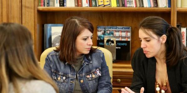 Adriana Lastra e Irene Montero antes de firmar el protocolo. Foto: PSOE.