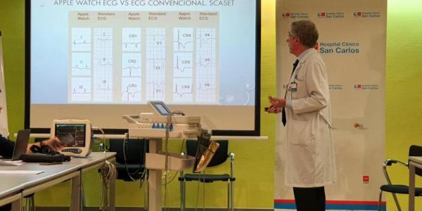 Miguel Ángel Cobos demostrando que los dos electros son muy similares. Izquierda, Appel Watch; derecha, herramienta de hospital. Foto: Servimedia.