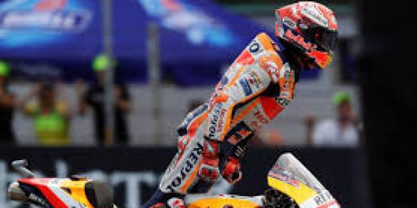 Marc Márquez invita a un Gran Premio a Carlos legre, repartidor de Uber y estudiante de mecánica