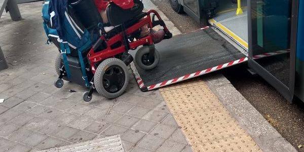 Persona en silla de ruedas accede a la EMT de Madrid 