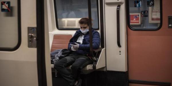Usuarios de metro portan mascarillas en su cara 