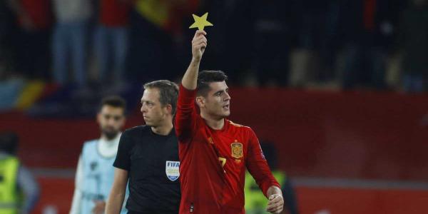 Morata enseña la estrella tras marcar a Suecia en los instantes finales