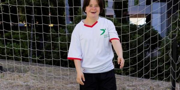Una de las mujeres con discapacidad con una equipación de fútbol./ Foto de Down Madrid