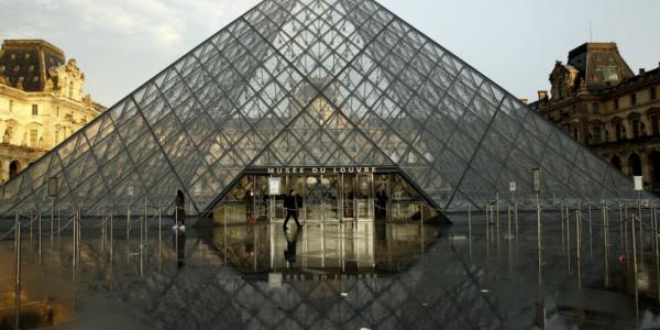 Los visitantes pasan por la pirámide del Museo del Louvre en París, Francia, el 1 de marzo de 2020. EFE