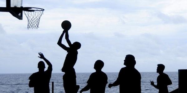 Personas jugando una partida casual de baloncesto