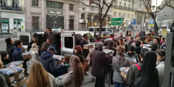 Voluntarios de 'Nadie Sin Cenar' reparten comida mañana para que nadie pase hambre en Nochebuena.