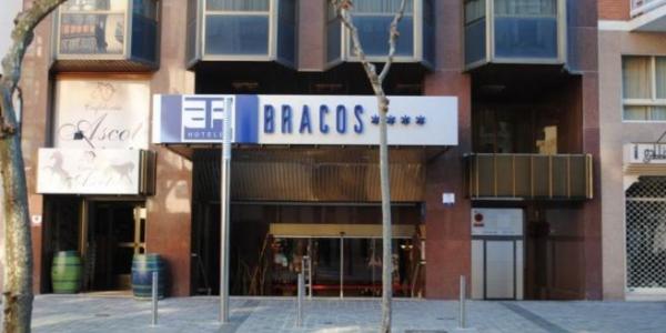 Imagen de la fachada del hotel Los Bracos. Foto de Hotel Los Bracos