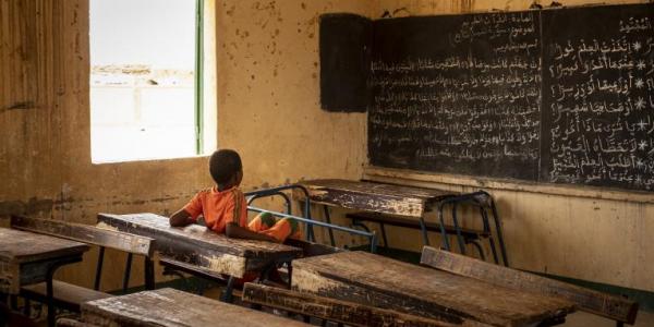 Un niño aprendiendo en una escuela comunitaria apoyada por UNICEF en Agadez, Níger, el 11 de mayo de 2018