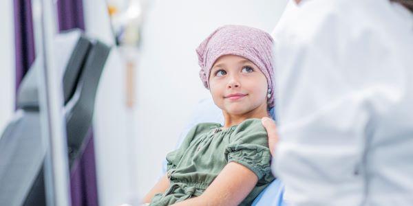 En el centro de la imagen un niño con un pañuelo en la cabeza 